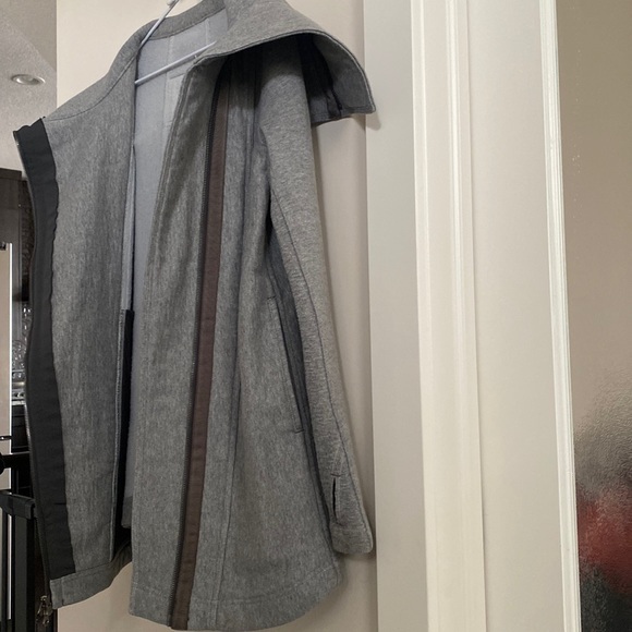 Lululemon coat size 2 - Picture 5 of 5